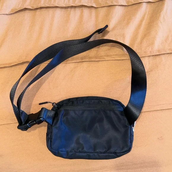 lululemon Athletica Everywhere Black Belt Bag 1L - Picture 3 of 4